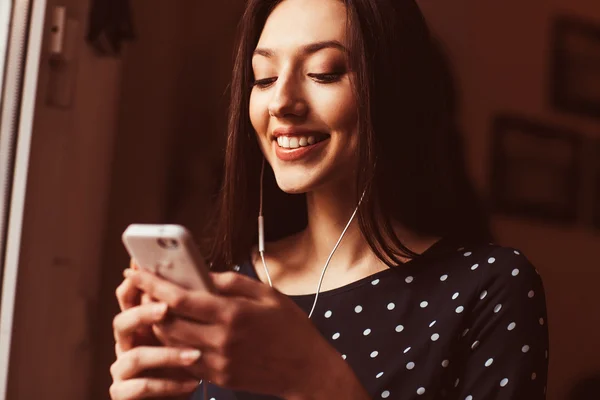 Schöne Mädchen arbeitet mit technologisieren am Telefon — Stockfoto