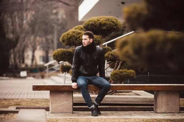 Homem confiante posando em jeans selvedge — Fotografia de Stock