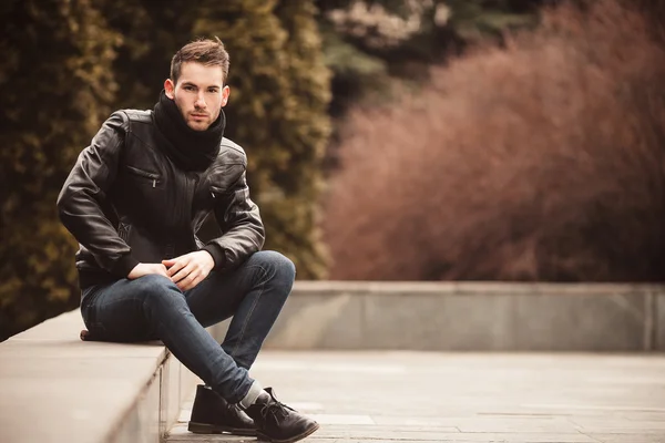 Hombre confiado posando en pantalones vaqueros — Foto de Stock