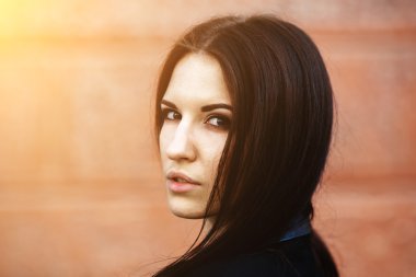 Güzel kadın model duvara poz