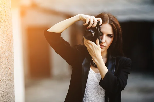 美しい女性写真家ポーズでカメラ — ストック写真