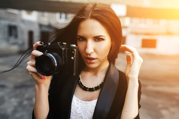 Piękna kobieta fotograf pozowanie z aparatem — Zdjęcie stockowe
