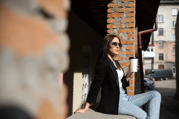 Belle fille dans des lunettes avec du café — Photo