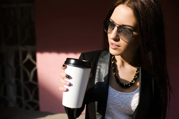 Krásná dívka v brýlích s kávou — Stock fotografie