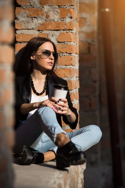 Mooi meisje in glazen met koffie — Stockfoto