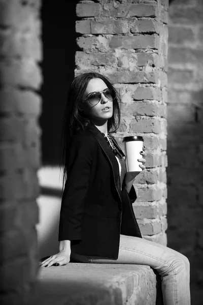 Belle fille dans des lunettes avec du café — Photo