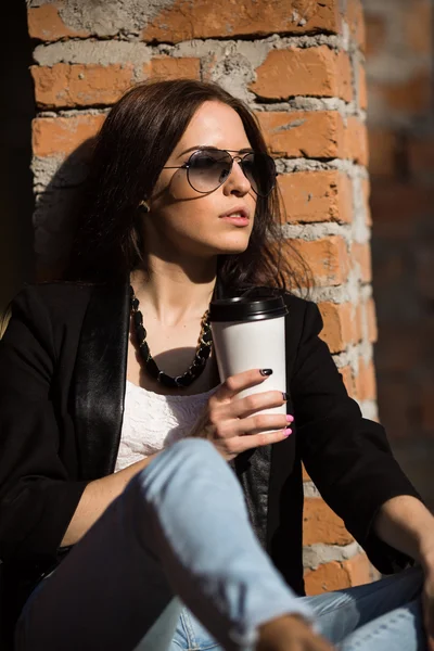 สาวสวยในแว่นตาพร้อมกาแฟ — ภาพถ่ายสต็อก
