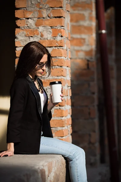 Bella ragazza in bicchieri con caffè — Foto Stock