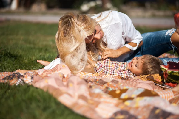 Mère avec des enfants — Photo