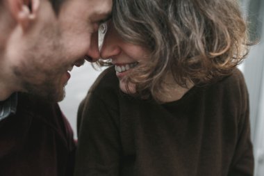 Vintage çift hugs ve gülüyor
