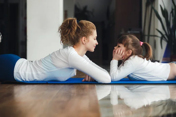 Moeder en dochter hebben plezier in de sportschool — Stockfoto