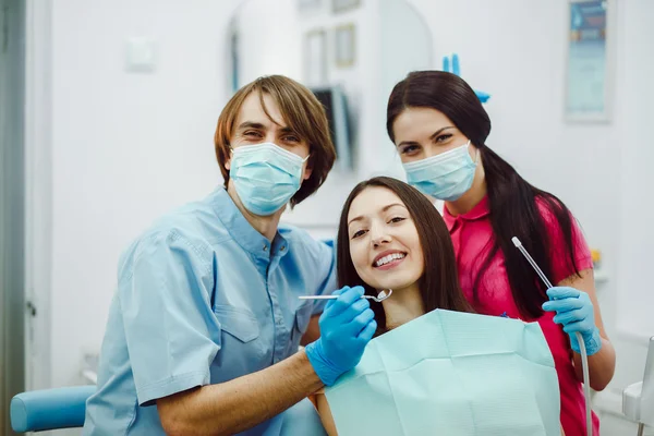 La chica en recepción en el dentista —  Fotos de Stock