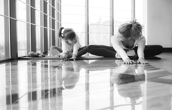 Mère et fille faire du yoga dans la salle de gym — Photo