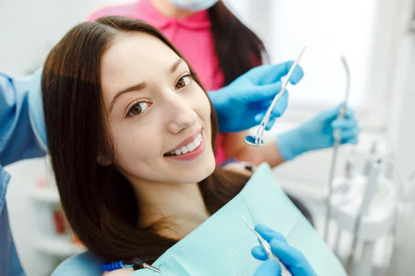 Flickan på mottagning hos tandläkaren — Stockfoto