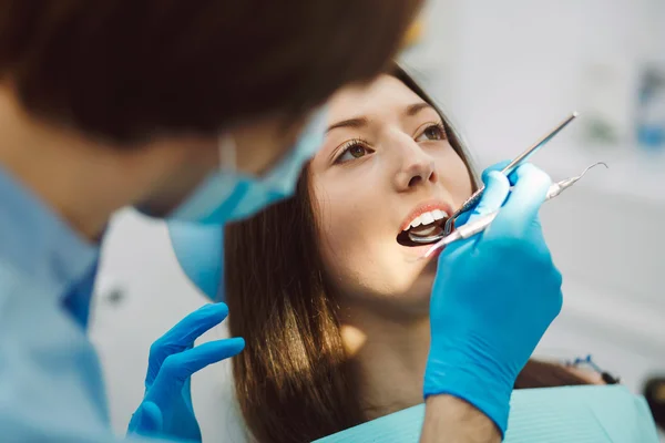 Assistenten tandläkare och patient på kliniken. — Stockfoto