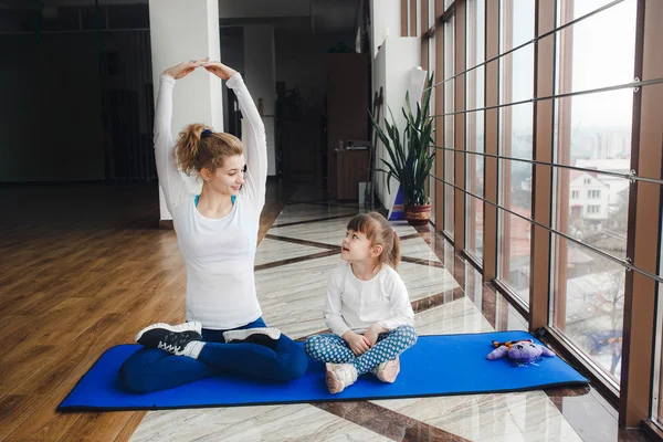 Anne ve kızı yoga yapmak — Stok fotoğraf