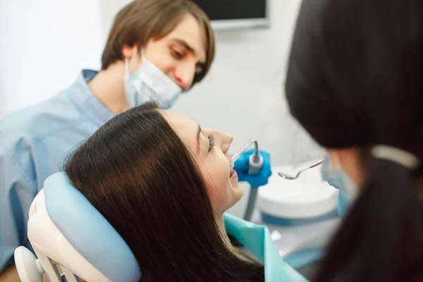 Dziewczyna w recepcji u dentysty — Zdjęcie stockowe