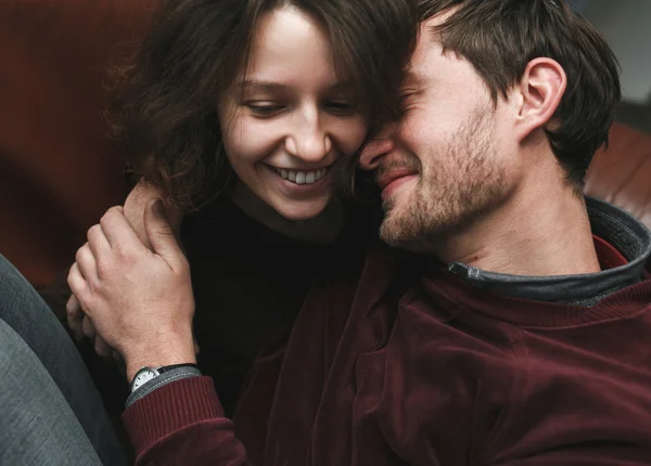 Girl kiss her boyfriend from above — Stock Photo, Image