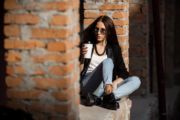 Belle fille dans des lunettes avec du café — Photo