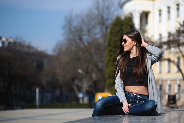 Chica en la ciudad — Foto de Stock