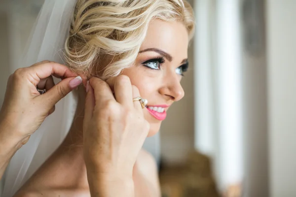 Adorable preparación de la novia — Foto de Stock