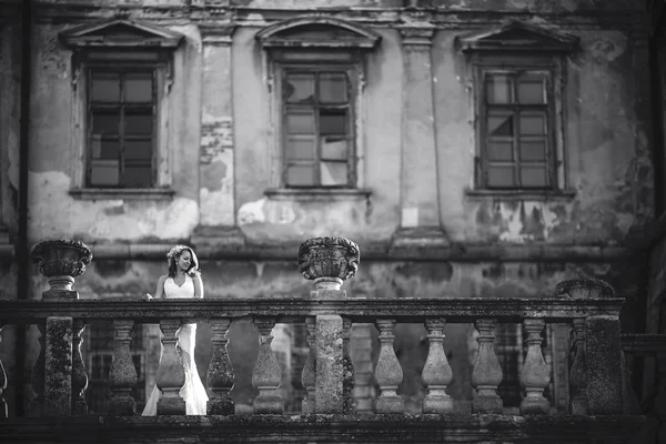 Krásná žena na balkóně — Stock fotografie