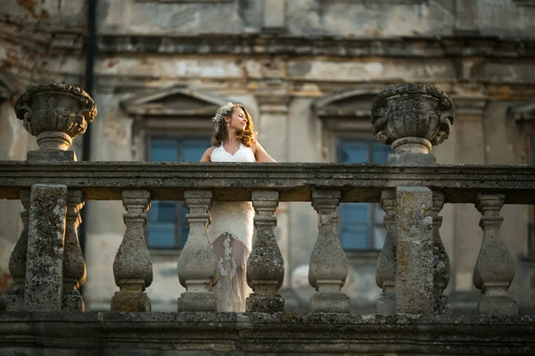 Krásná žena na balkóně — Stock fotografie