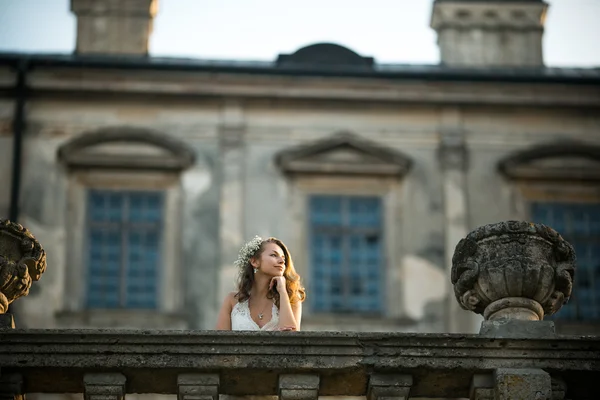 Krásná žena na balkóně — Stock fotografie