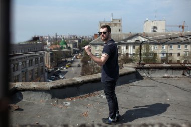 Selvedge kotla poz veren kendinden emin bir adam.