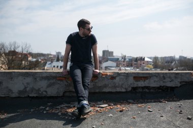 Selvedge kotla poz veren kendinden emin bir adam.