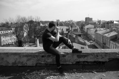 Selvedge kotla poz veren kendinden emin bir adam.