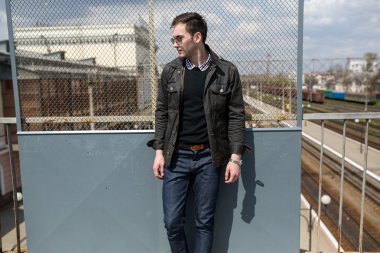 Selvedge kotla poz veren kendinden emin bir adam.