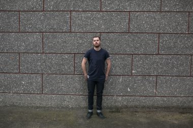 Selvedge kotla poz veren kendinden emin bir adam.