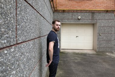 Selvedge kotla poz veren kendinden emin bir adam.