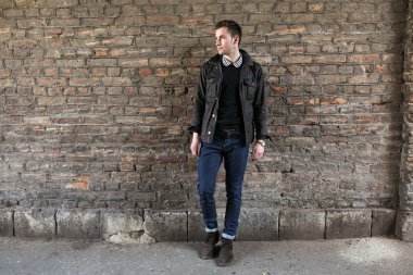 Selvedge kotla poz veren kendinden emin bir adam.