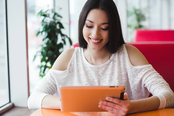 Schönes Mädchen arbeitet — Stockfoto