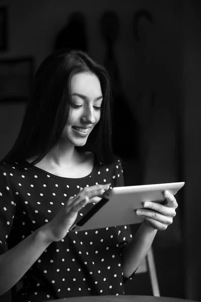 Schönes Mädchen arbeitet — Stockfoto