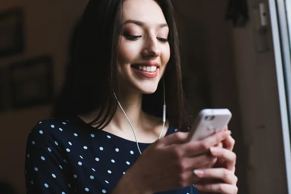 Schönes Mädchen hört Musik — Stockfoto