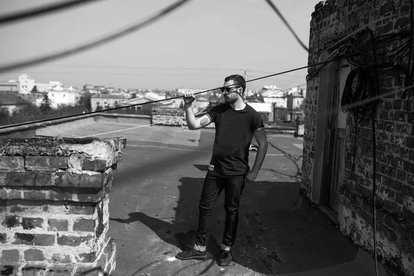 Homem confiante posando em jeans selvedge — Fotografia de Stock