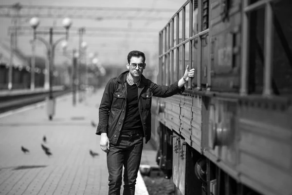 Homem confiante posando em jeans selvedge — Fotografia de Stock