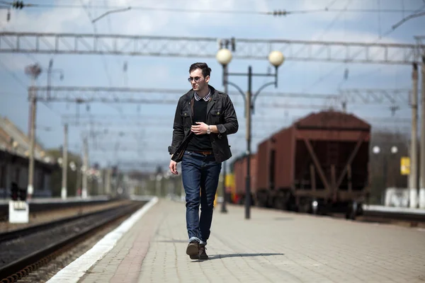 Zelfverzekerde man poserend in zelfverzekerde jeans — Stockfoto