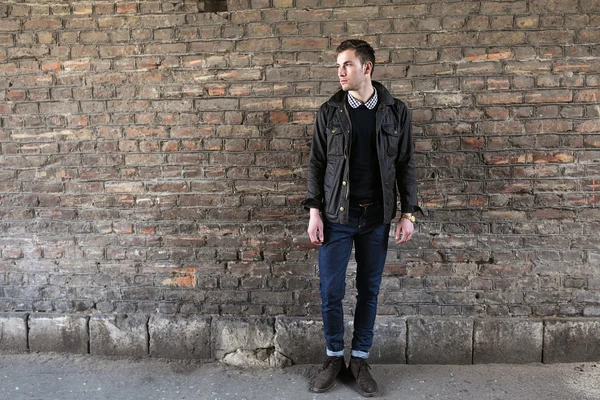 Homem confiante posando em jeans selvedge — Fotografia de Stock