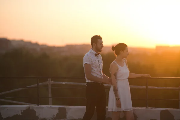 Hermosa pareja en la ciudad — Foto de Stock