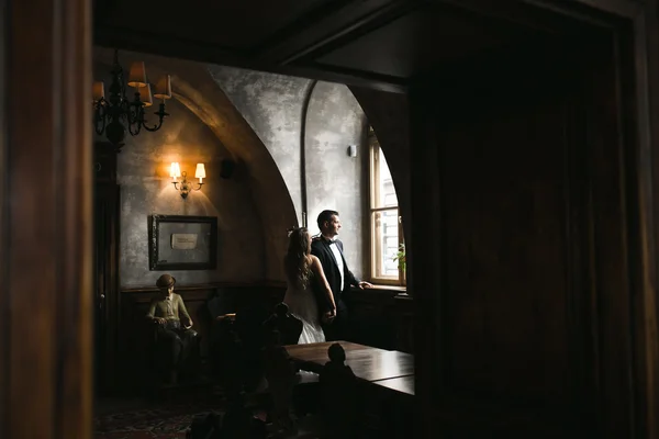 The bride and groom in a cozy house — Stock Photo, Image