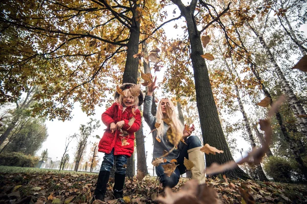 Mãe com filha no parque de outono — Fotografia de Stock