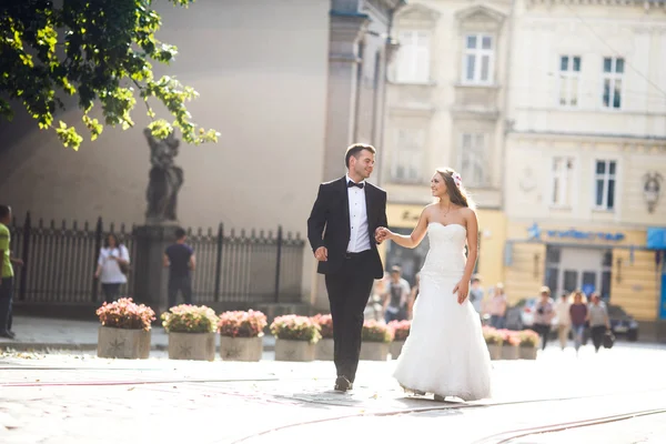 Belo casal andando — Fotografia de Stock