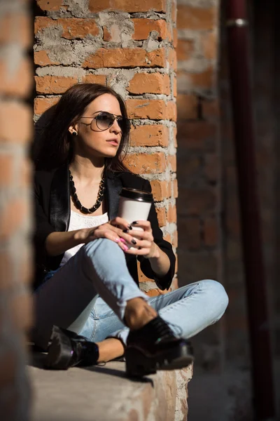 Schöne Mädchen in Gläsern mit Kaffee — Stockfoto