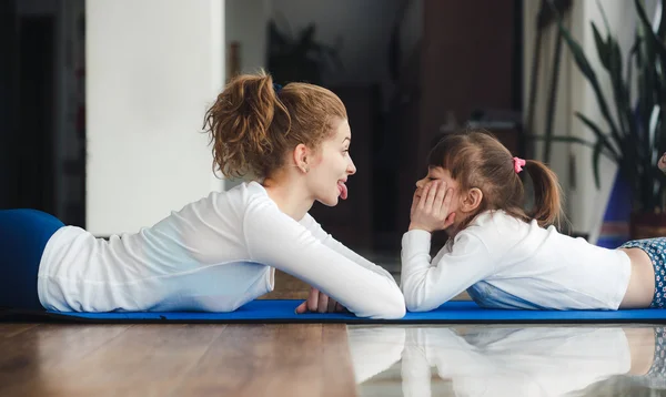 Anne ve kızı spor salonunda eğleniyor. — Stok fotoğraf