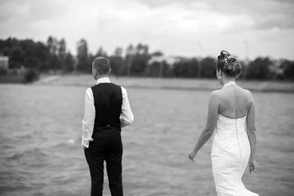 Couple on pier — Stock Photo, Image