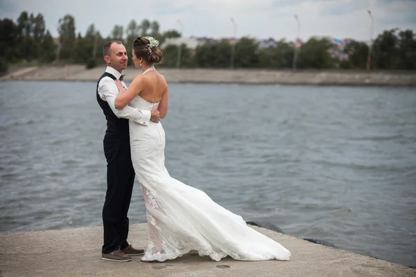 Couple on pier — Stock Photo, Image